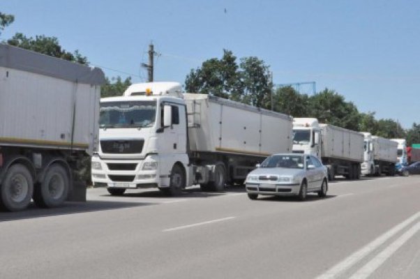 Transportatorii intră în grevă, de azi: 90.000 de camioane trag pe dreapta